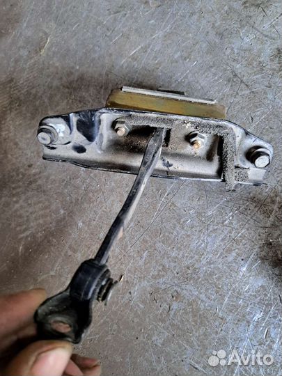 Ограничитель двери Nissan Fuga