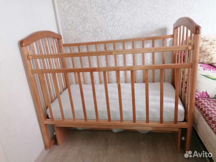 Детская кроватка с маятником