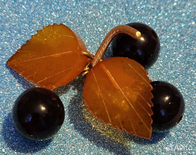 Винтажная брошь. Янтарь. Ягоды