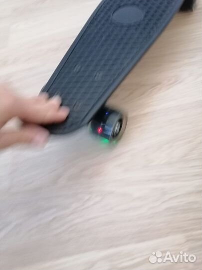 Чёрный пенни борд 56см со светящимися колёсами