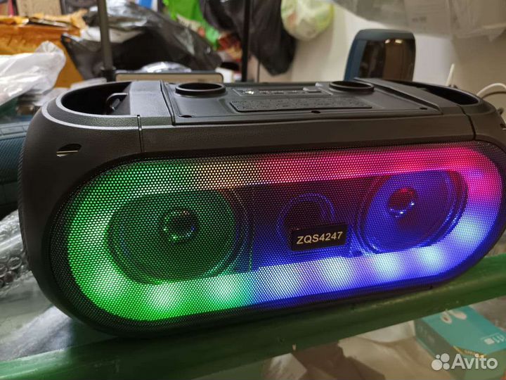 Две колонки с двумя микрофонами