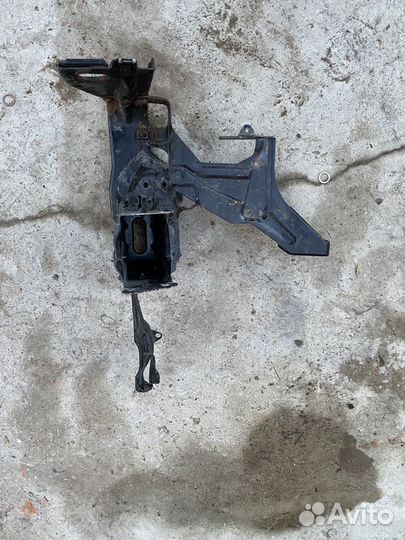 Кронштейн усилителя правый Mercedes CLK W209