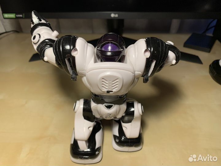 Мини-версия робота RoboSapiens WowWee