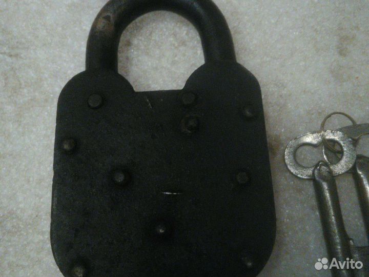 Старинный клепанный замок