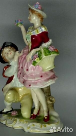 Фарфоровая статуэтка 