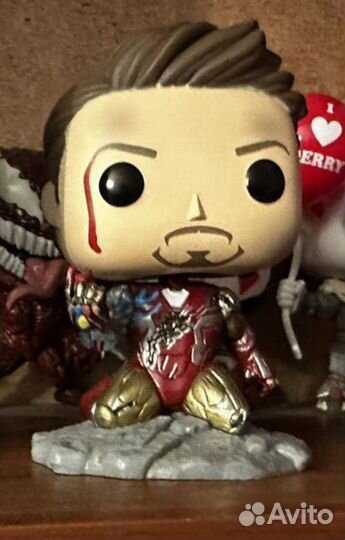 Фигурка железного человека и дедпула