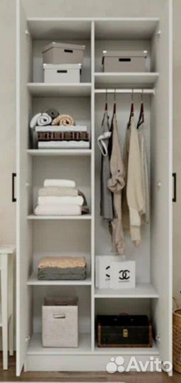 Стол и шкаф