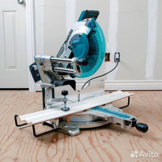 Торцовочная пила Makita LS1219L