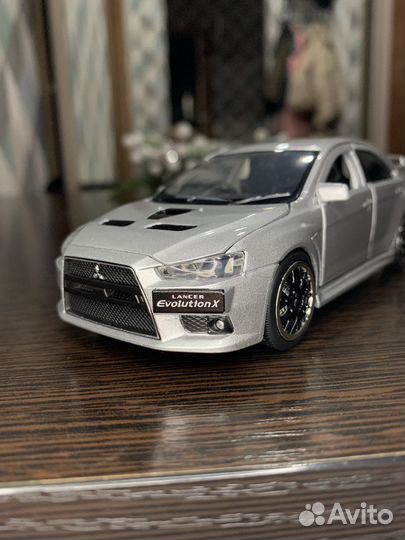 Коллекционная машинка Mitsubishi evolution lancer
