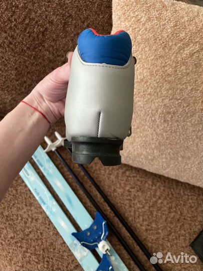 Лыжные ботинки и лыжи