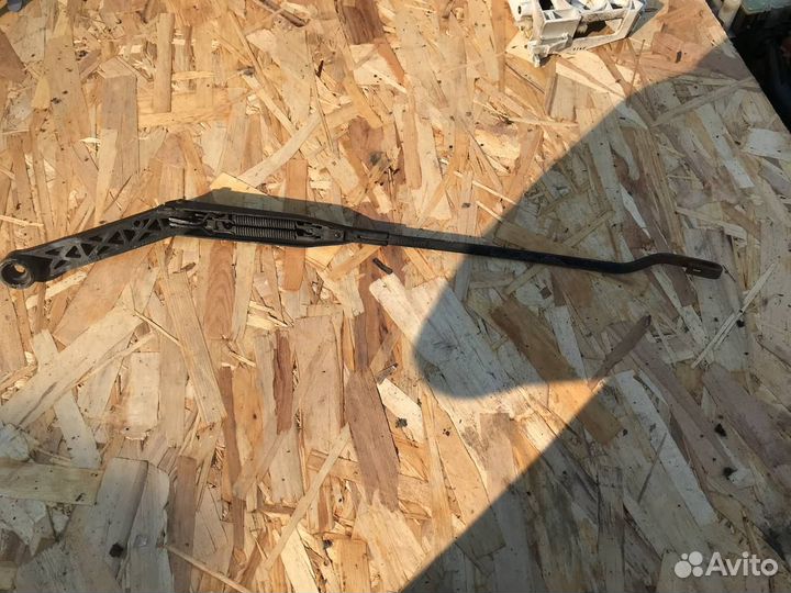 Поводок стеклоочистителя левый Audi 100 45