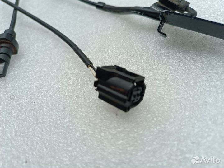 Датчик ABS передний левый Toyota Rav4 XA40 3zrfe