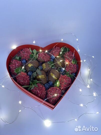 Клубника в шоколаде с цветами