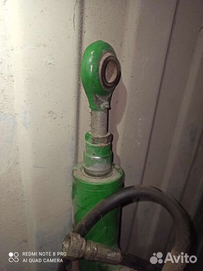 Гидро цилиндр поворота шнека комбайна john deere