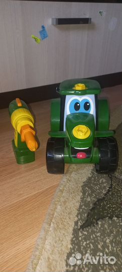 Игрушка трактор Tomy Джонни