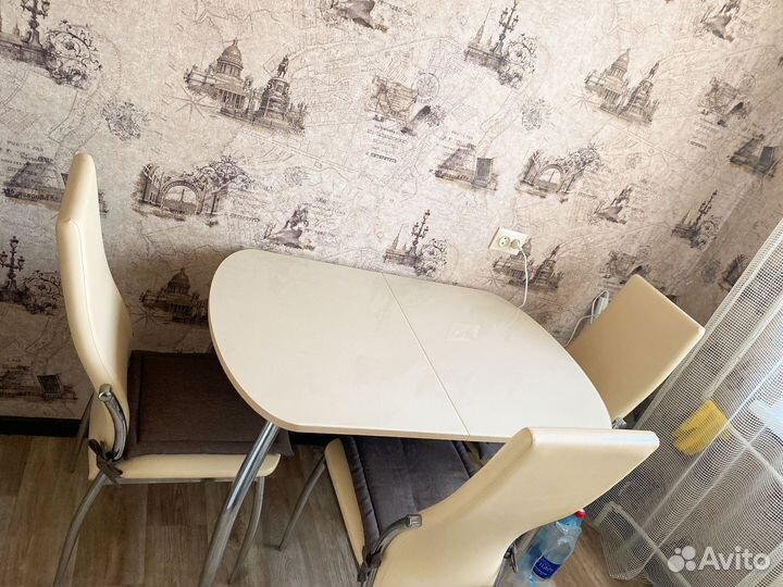 Кухонный стол и стулья