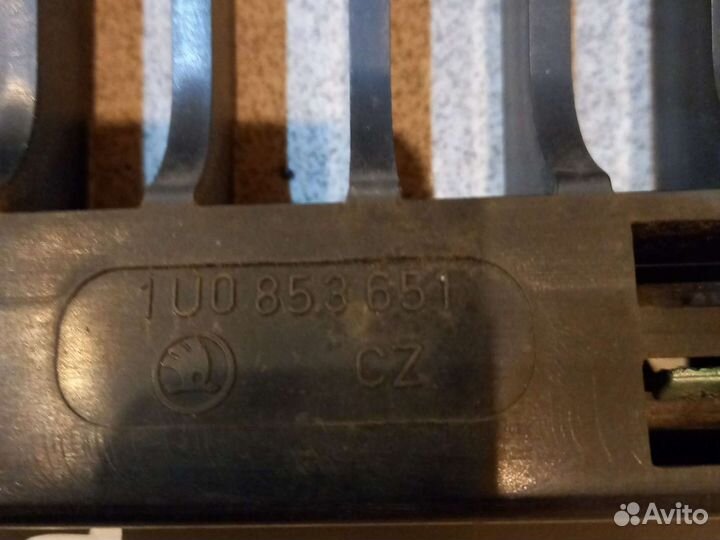 Решетка радиатора Skoda Octavia - 1U0853651