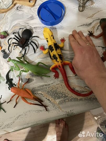 Фигурки насекомых и рептилий