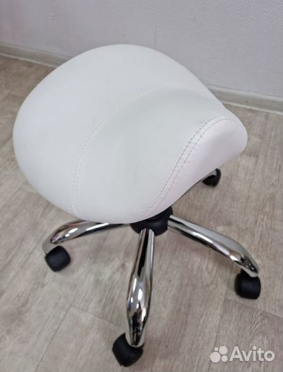 Стул седло для мастера белый без спинки