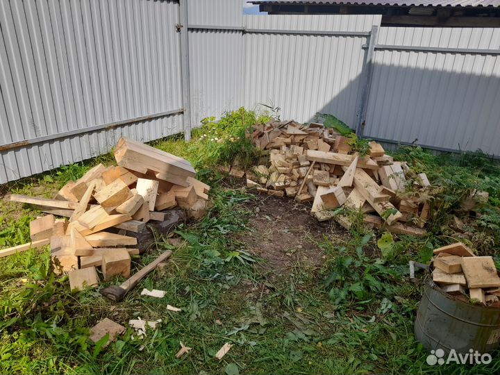 Дрова, остатки материала от строительства