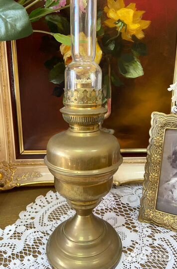 Керосиновая лампа красивой, оригинальной формы