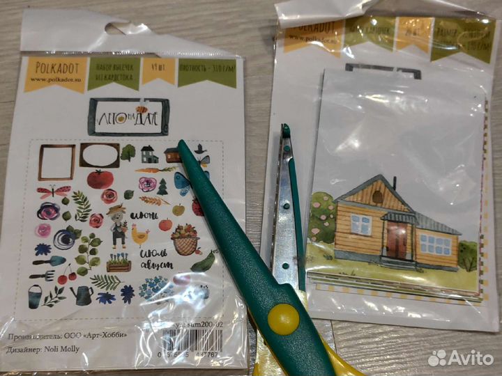 Карточки и ножницы для скарпбукинга