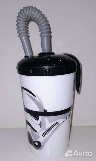 Новый пластиковый стакан с трубочкой