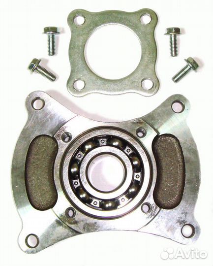 Фланец с обоймой подшипника выходного вала коробки