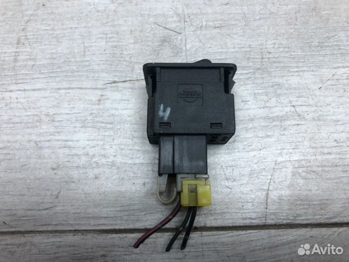 Кнопка обогрева сидений Nissan Terrano внедорожник
