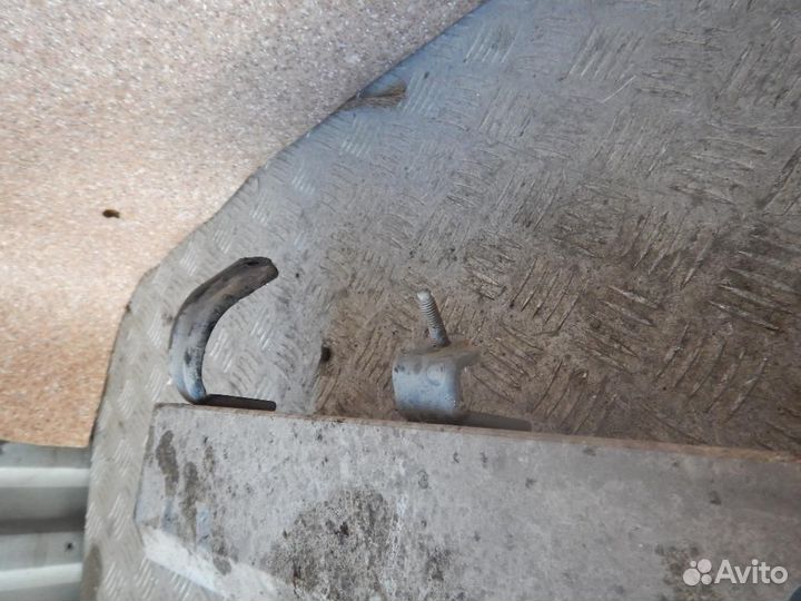 Усилитель переднего бампера Lexus LX450d/LX570