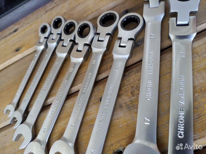 Набор ключей с трещоткой и шарниром