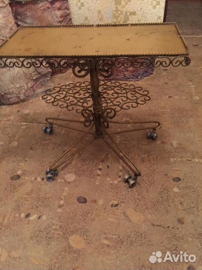 Кованный столик, на колёсиках