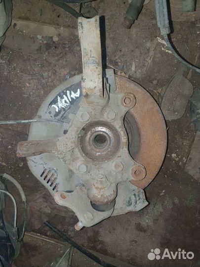 Тойота аурис E150 кулак поворотный левый