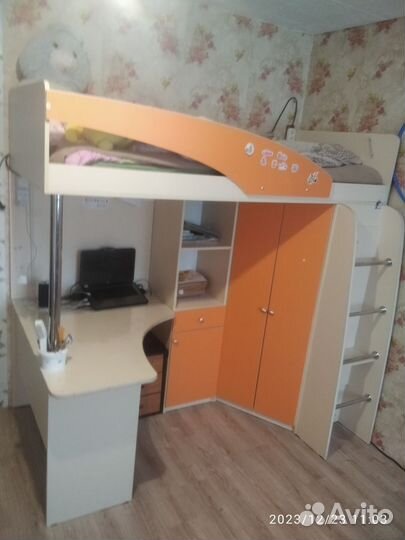 Детская кровать чердак со столом и шкафом