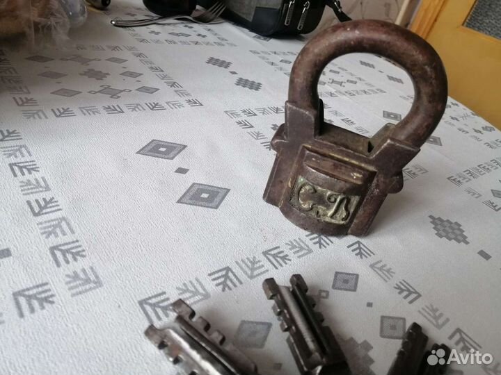 Навесной замок старинный