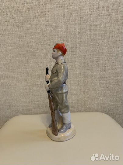 Фарфоровая статуэтка 