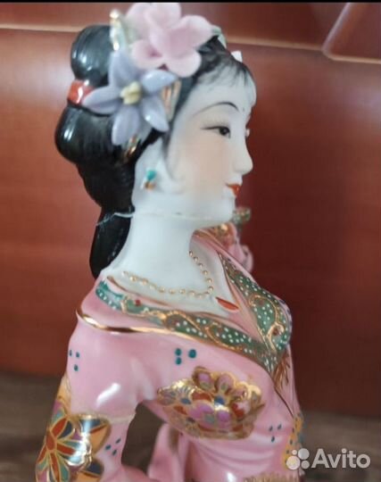 Статуэтка фарфоровая