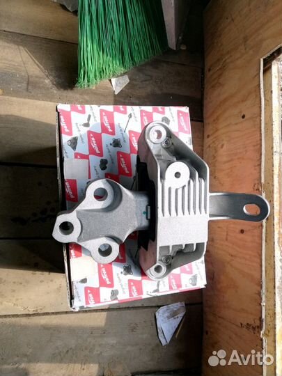 Верхняя опора двигателя Опель Астра J