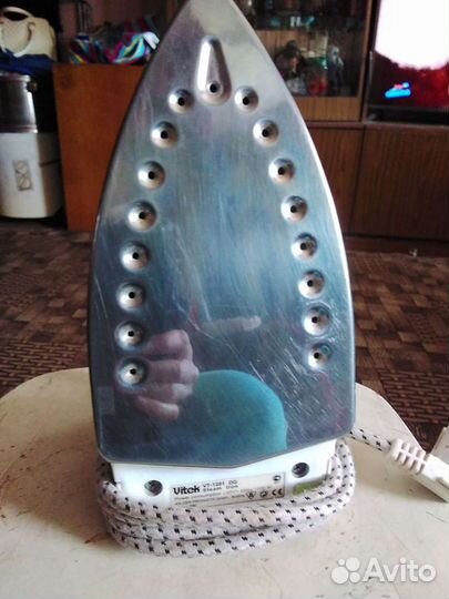 Утюг Vitek с отпаривателем