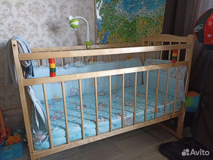 Детская кроватка с маятником