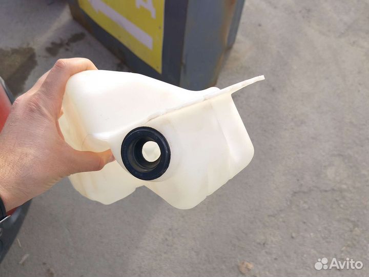 Бачок омывателя Nissan j10