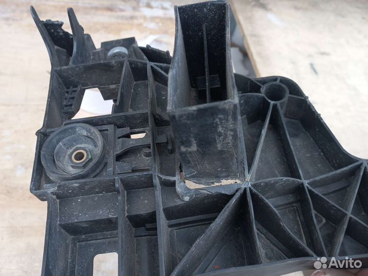 Кронштейн фары левый audi Q7