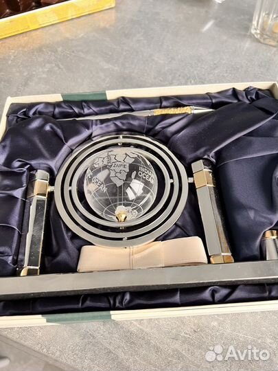 Ручка на подставке с глобусом