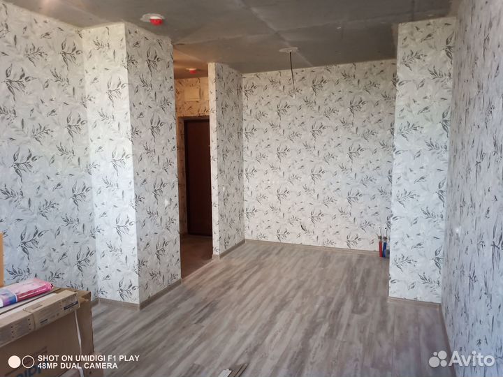 Ремонт квартир. Женщина и мужчина