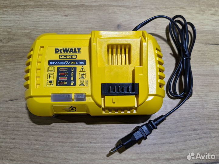 Зарядное устройство DeWalt DCB118