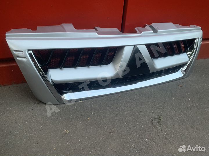 Решетка радиатора Mitsubishi Pajero 3 2000-06