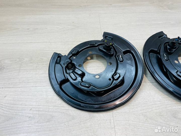 Щиты опорные задние пара Toyota Avensis 250