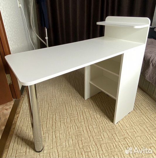 Компактный новый маникюрный стол