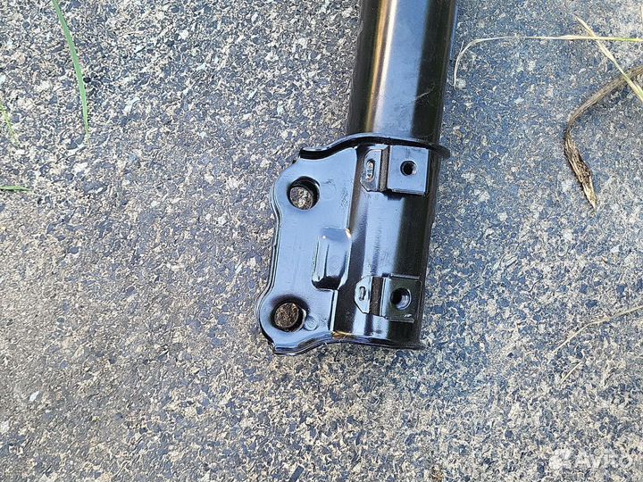 Стойка передняя левая новая Hyundai Coupe