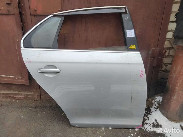 Дверь правая задняя в сборе VW jetta 5 оригинал